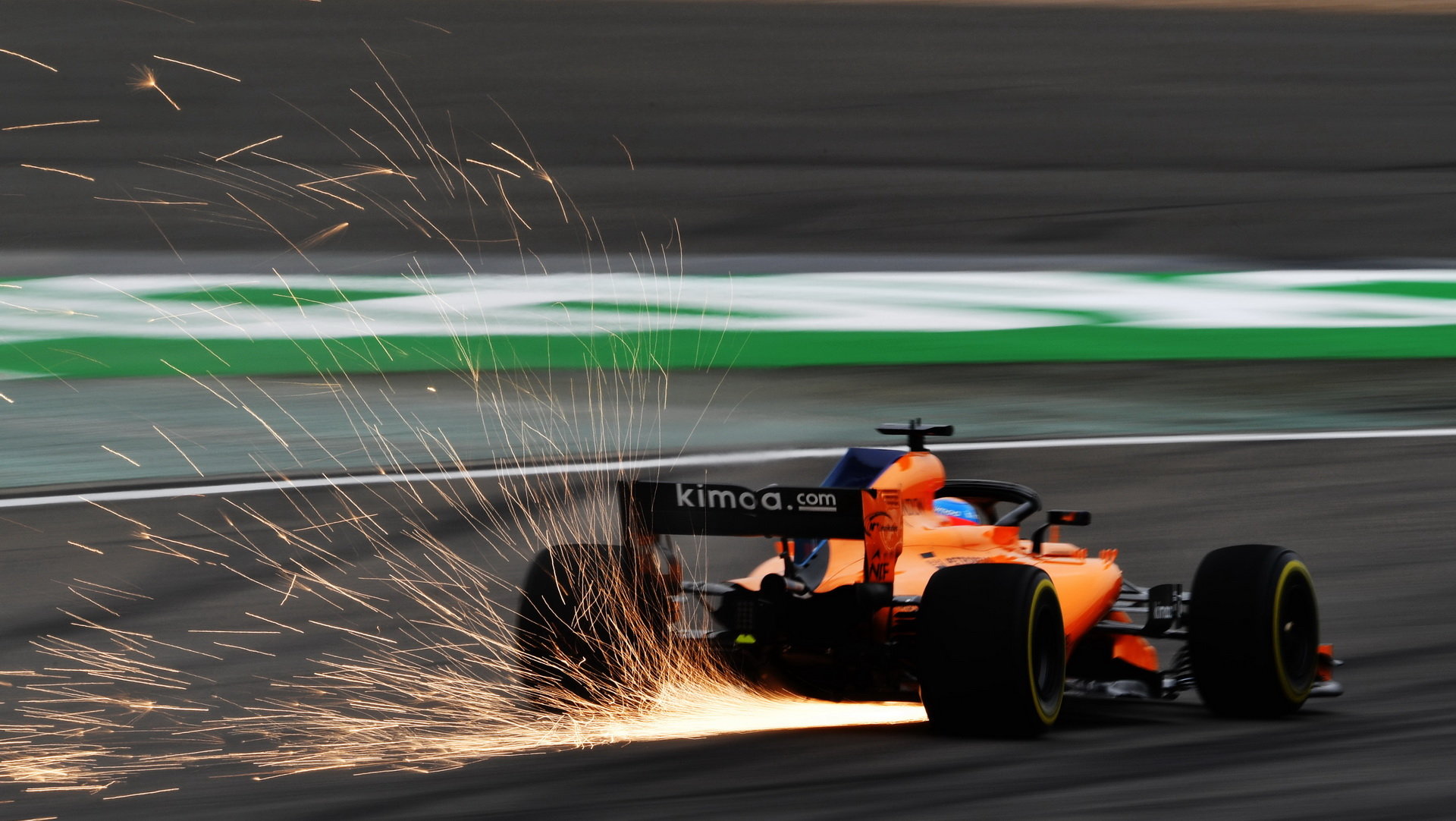 Fernando Alonso jiskřil v tréninku v Číně