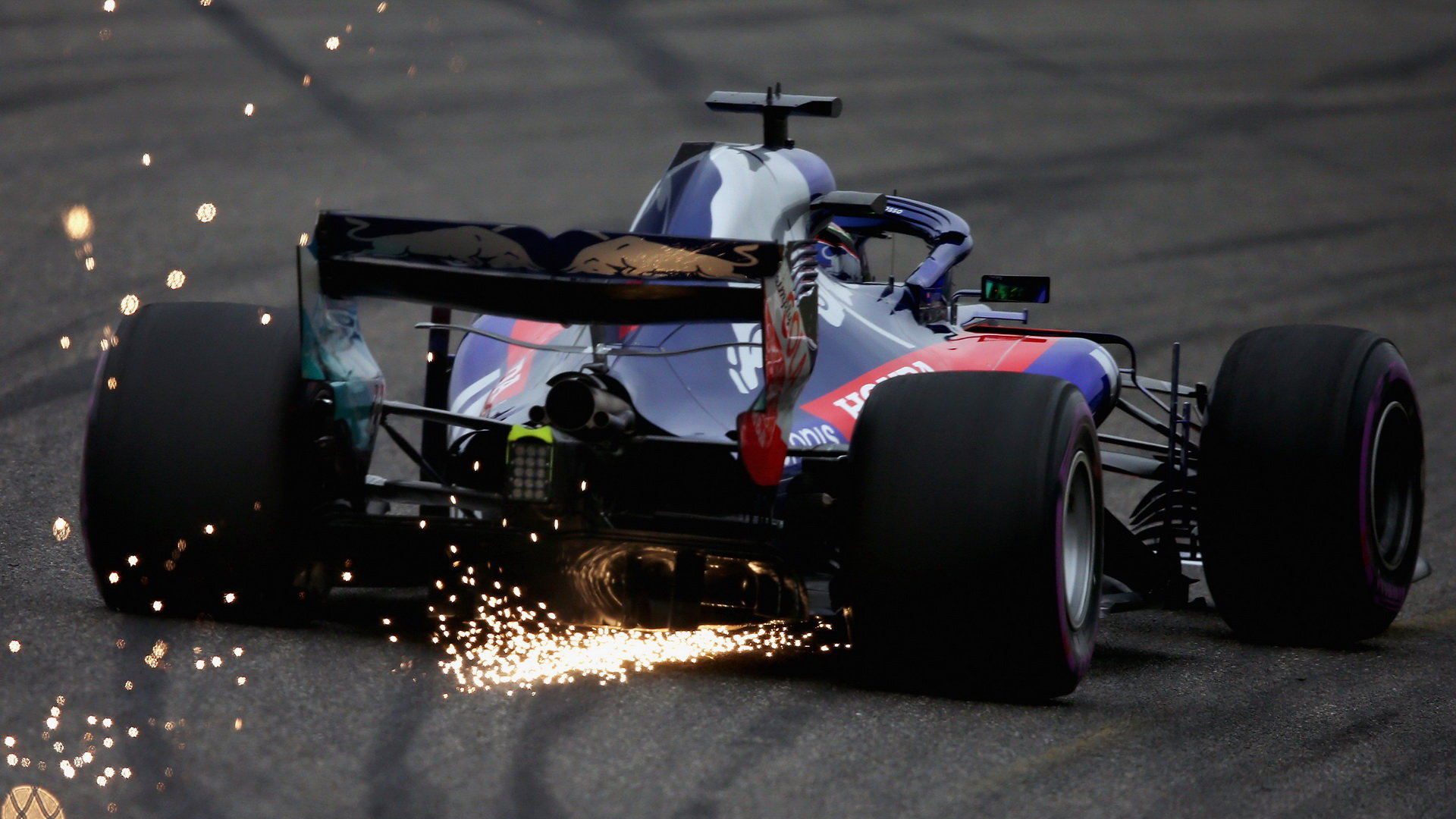 Brendon Hartley jiskříl v tréninku v Číně