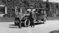 Škoda Hispano-Suiza podle dobrozdání zadavatele licence kvalitou předčila francouzsko-španělský originál. Na snímku první vyrobený vůz, převzatý prezidentem T. G. Masarykem.
