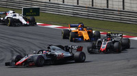 Romain Grosjean, Kevin Magnussen a Fernando Alonso v závodě v Číně