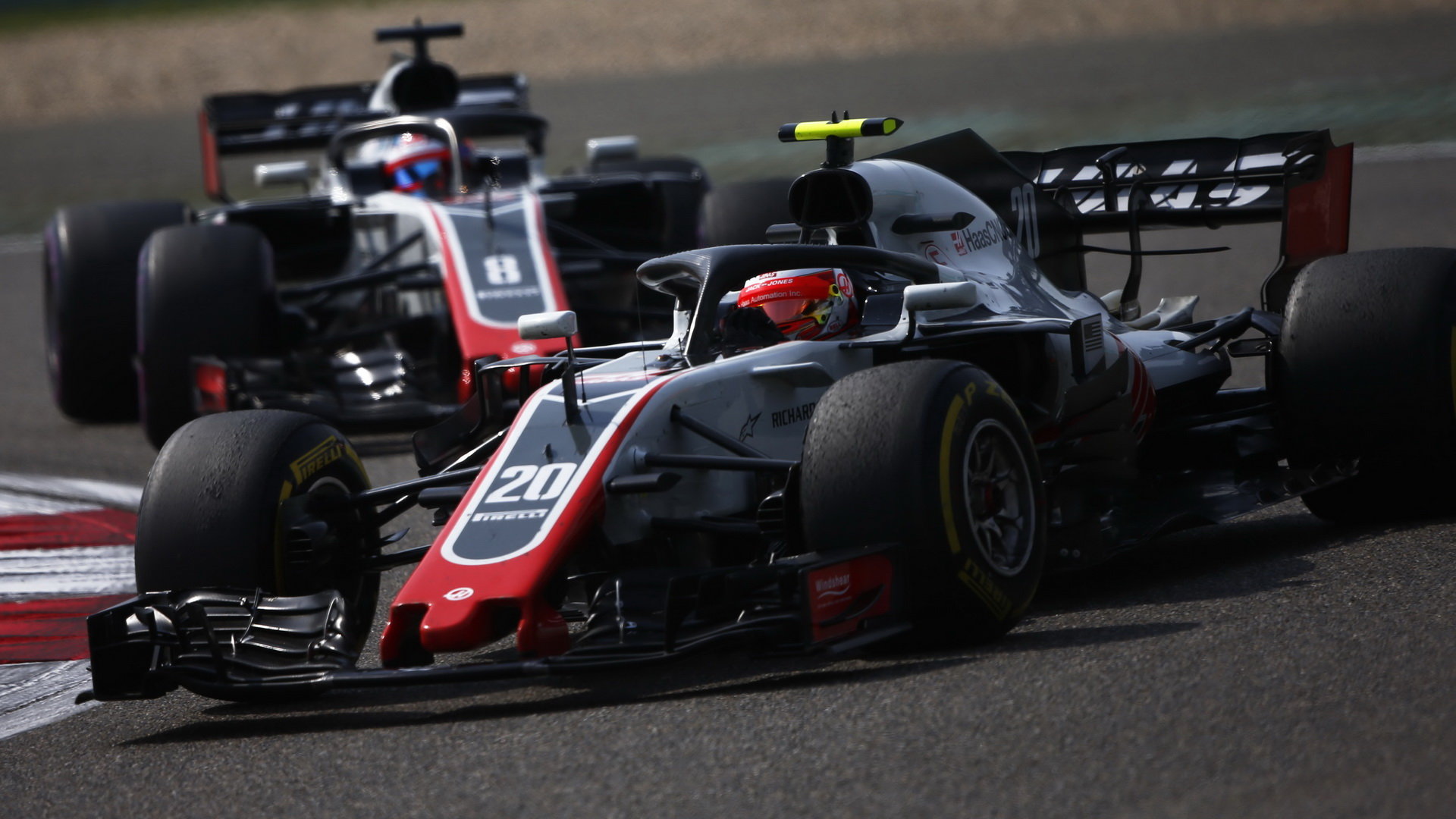Kevin Magnussen a Romain Grosjean se letos těší z podstatně lepší formy svých vozů