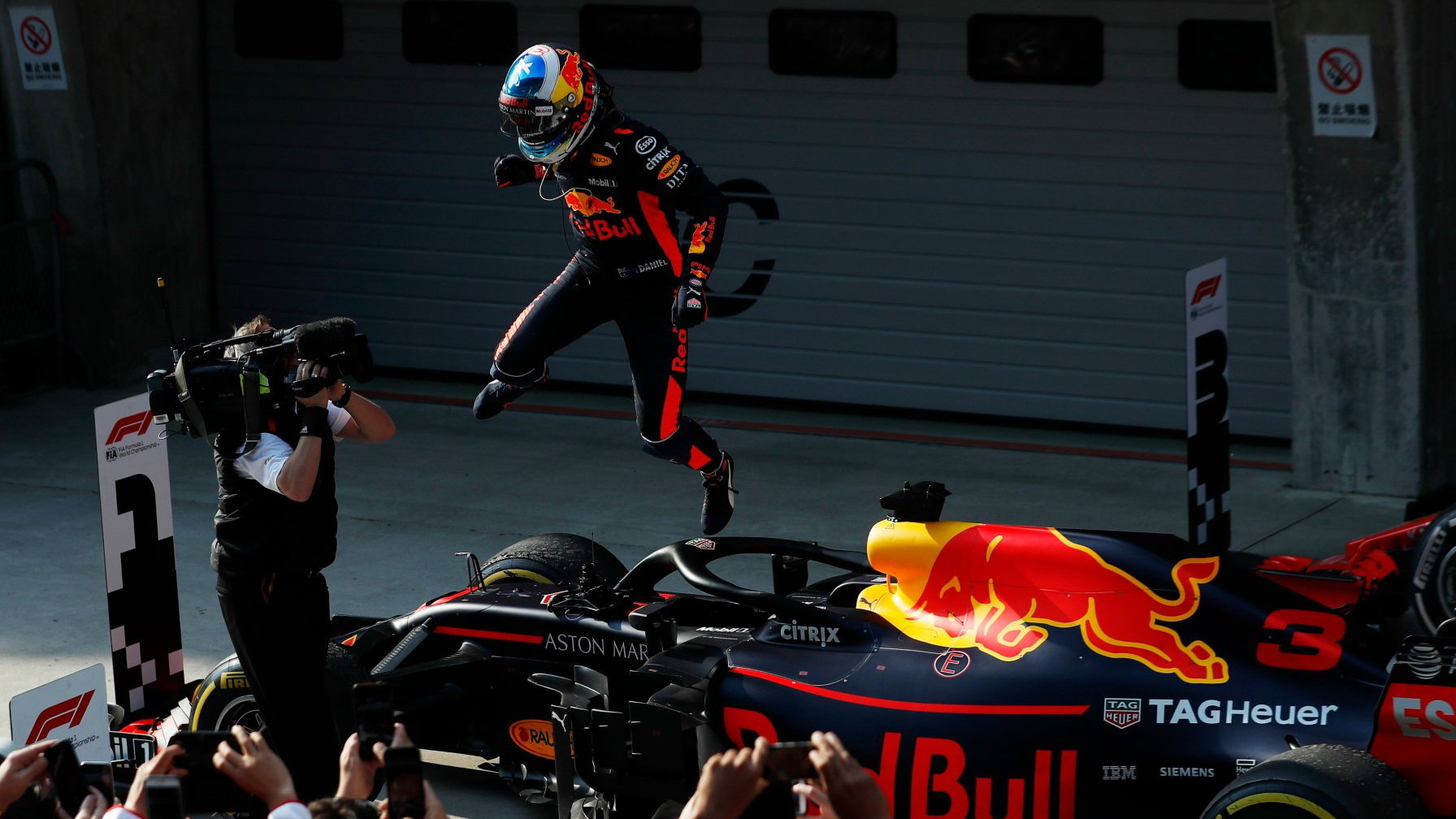 Daniel Ricciardo se raduje z vítězství v závodě v Číně