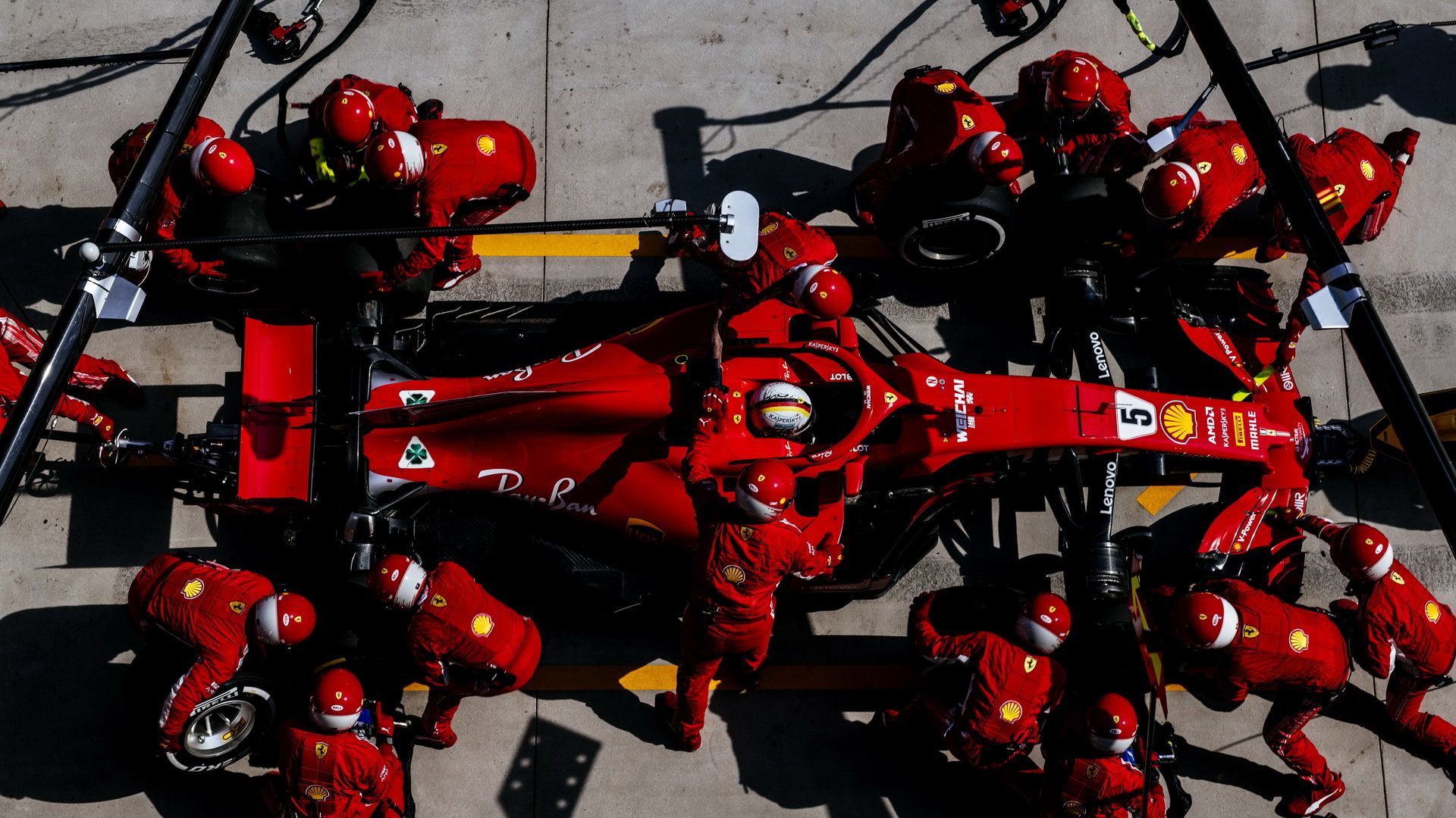 Sebastian Vettel u mechaniků Ferrari