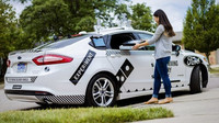 Společnost Domino's využívá k doručování pizzy autonomní vozidla Ford Fusion