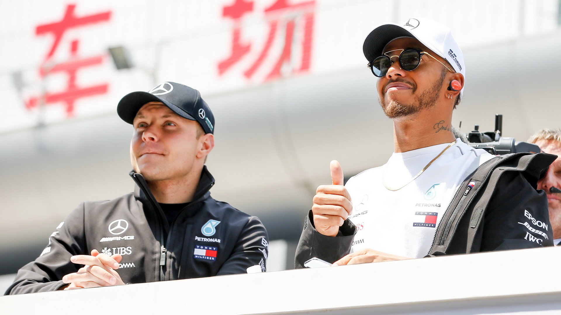 Valtteri Bottas a Lewis Hamilton před závodem v Číně