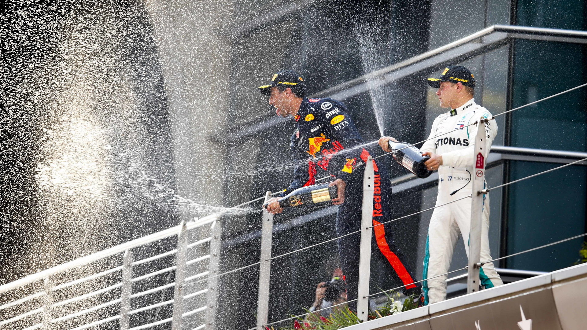 Valtteri Bottas a Daniel Ricciardo na pódiu po závodě v Číně