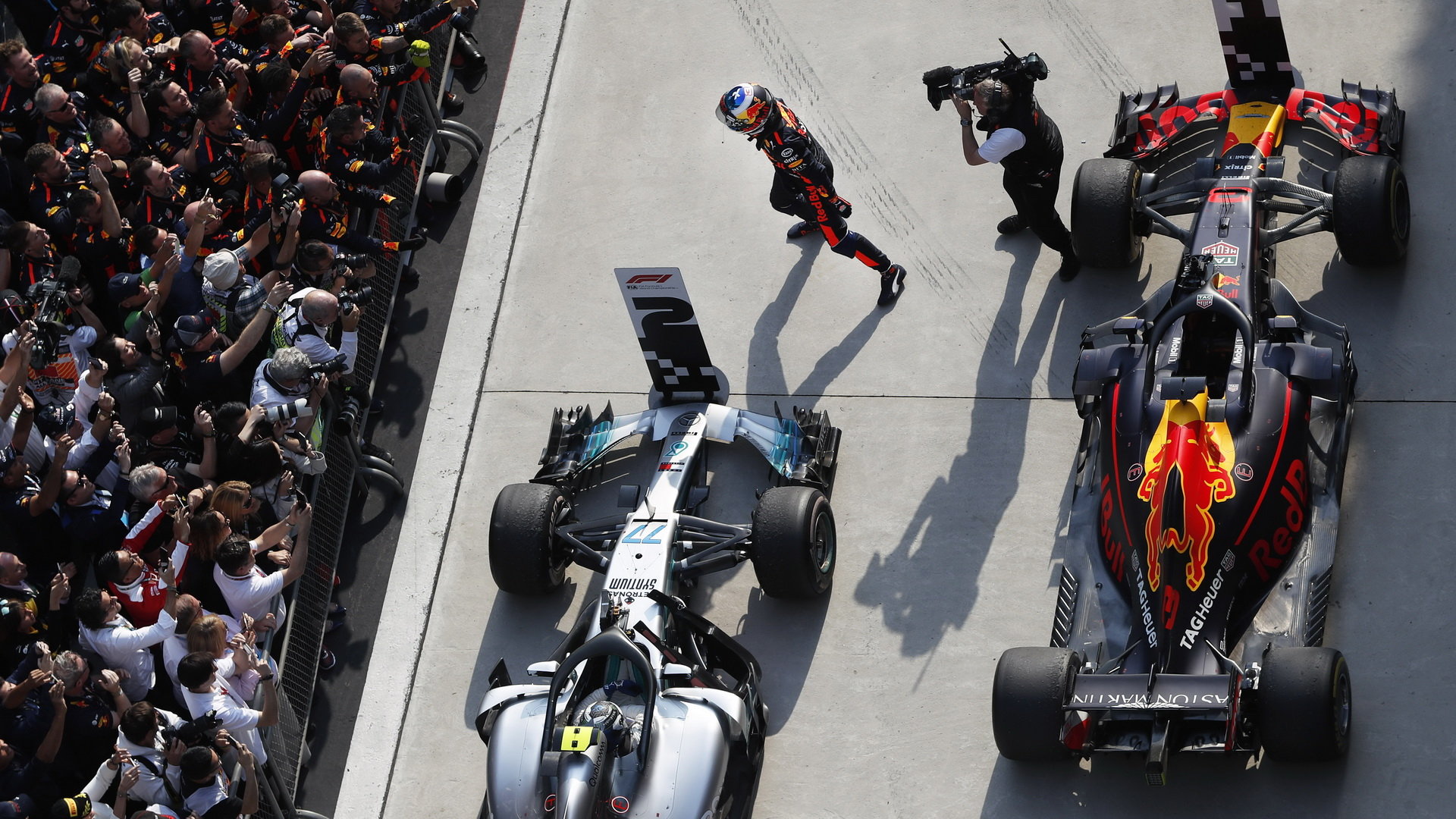 Daniel Ricciardo a Valtteri Bottas po dojezdu po závodě v Číně