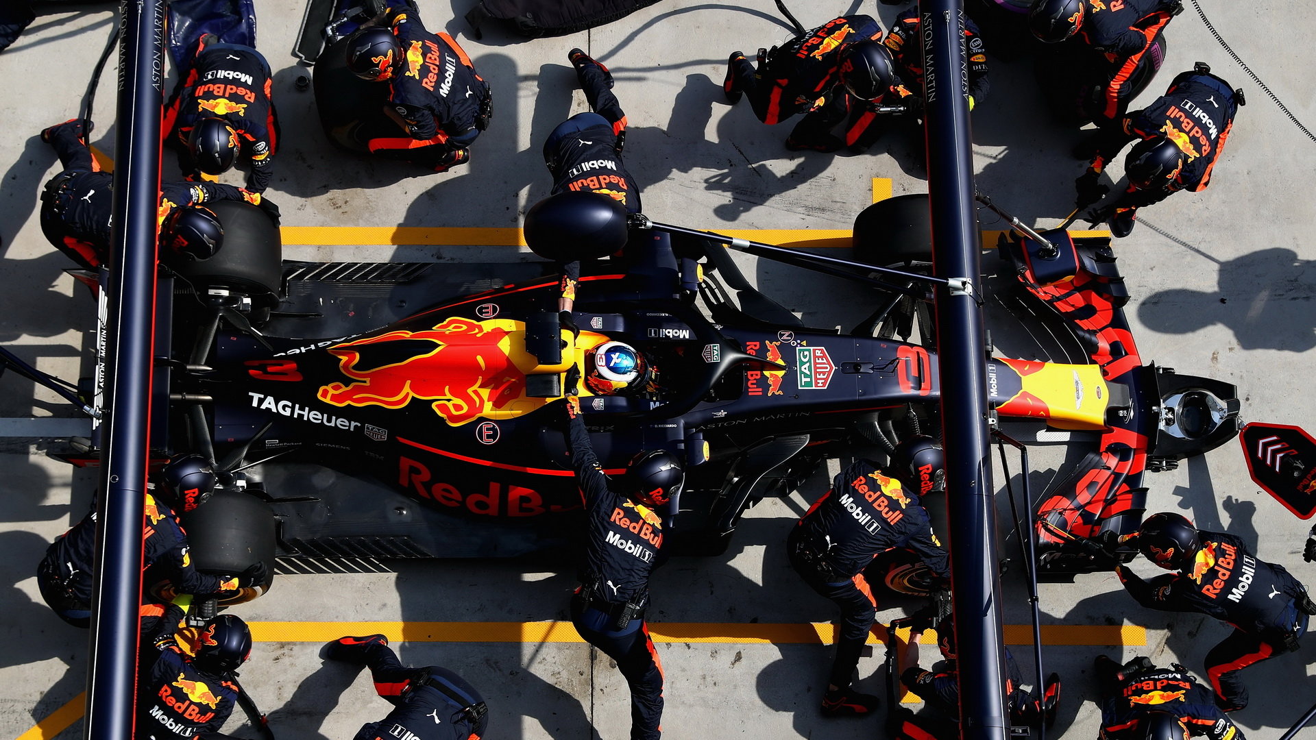 Daniel Ricciardo při výměně pneumatik