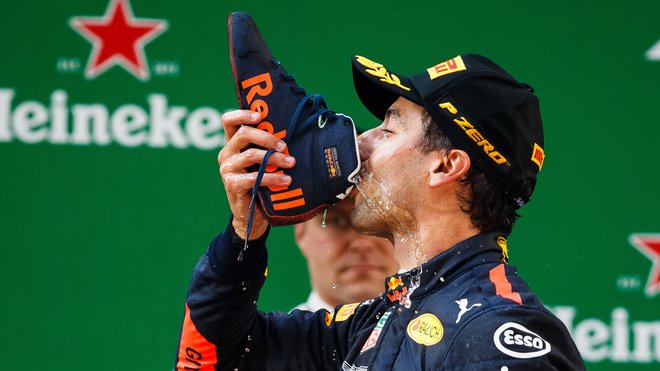 Daniel Ricciardo a jeho čínské pití z boty - tzv. shoey