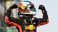 Daniel Ricciardo se raduje z vítězství po závodě v Číně