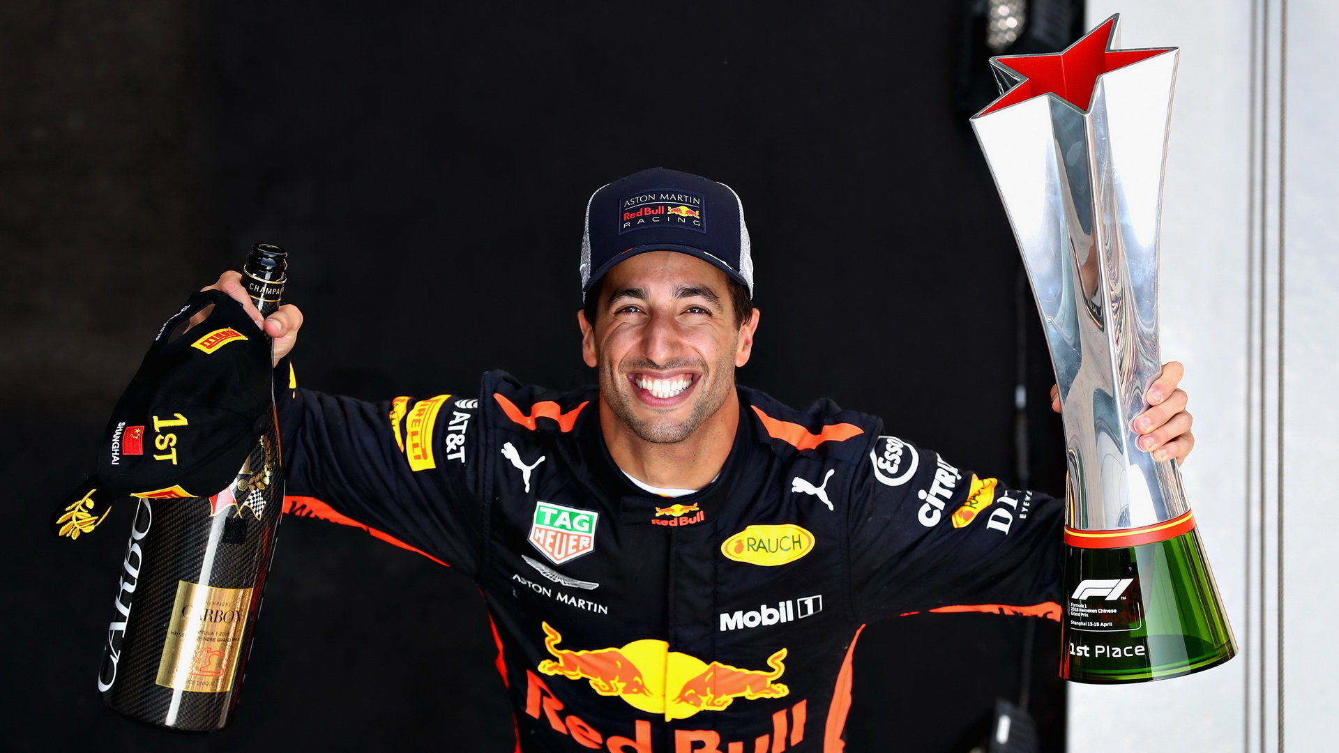 Daniel Ricciardo poháněný Renaultem ovládl závod v Číně, Red Bull mohl získat dokonce double, nebýt chyby Maxe Verstappena, který najel do Sebastiana Vettela