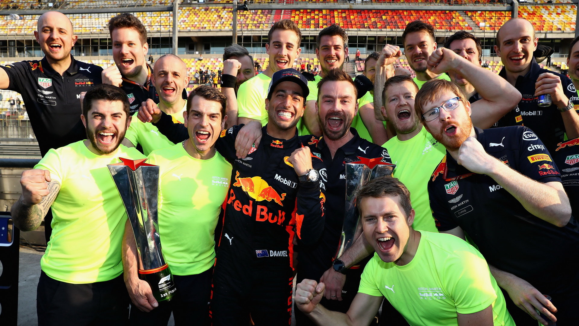 Daniel Ricciardo se velmi těšil se svými mechaniky z vítězství v závodě v Číně