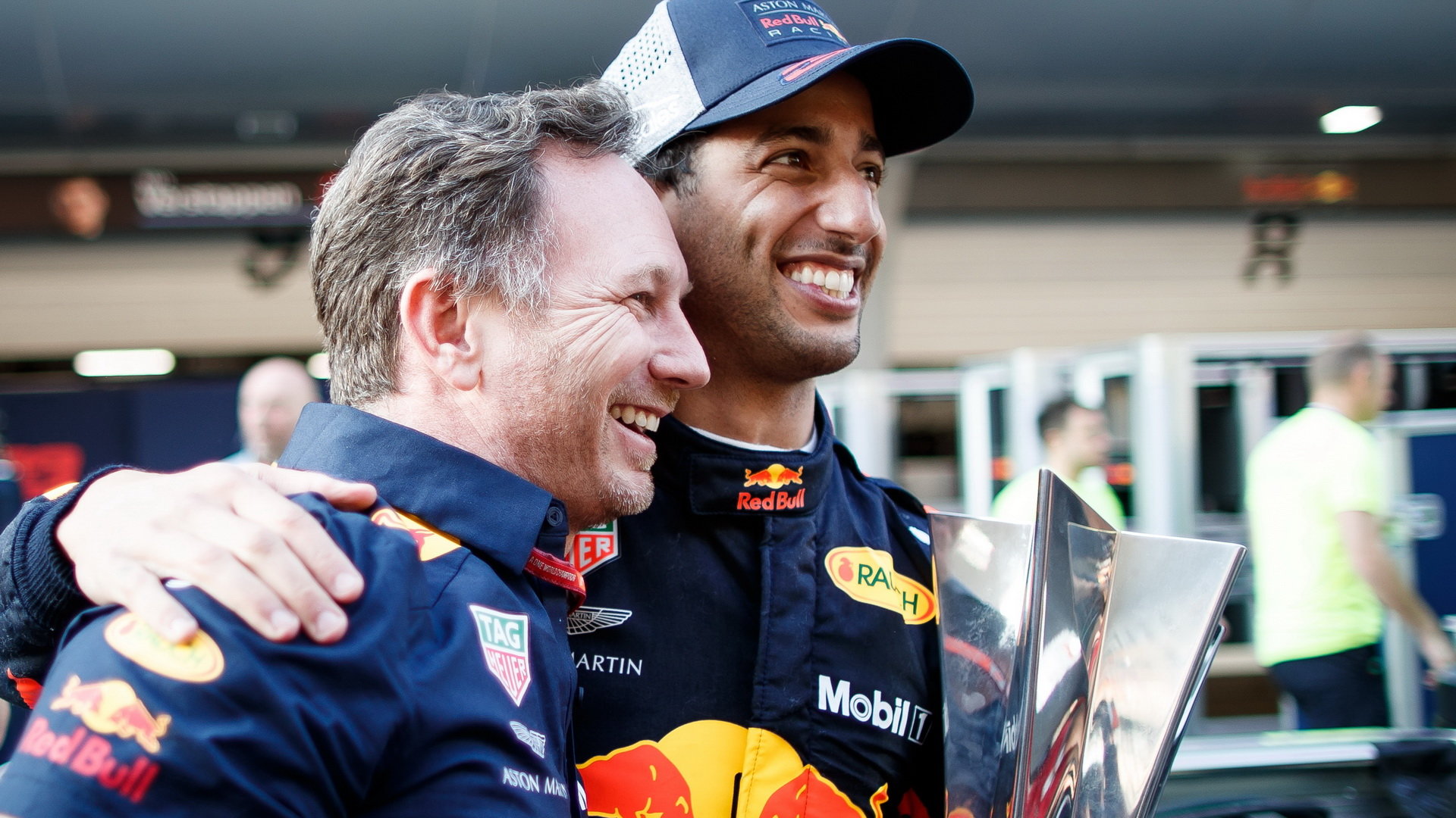 Daniel Ricciardo se raduje s Christianem Hornerem z vítězství po závodě v Číně