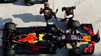 Daniel Ricciardo se raduje z vítězství po závodě v Číně