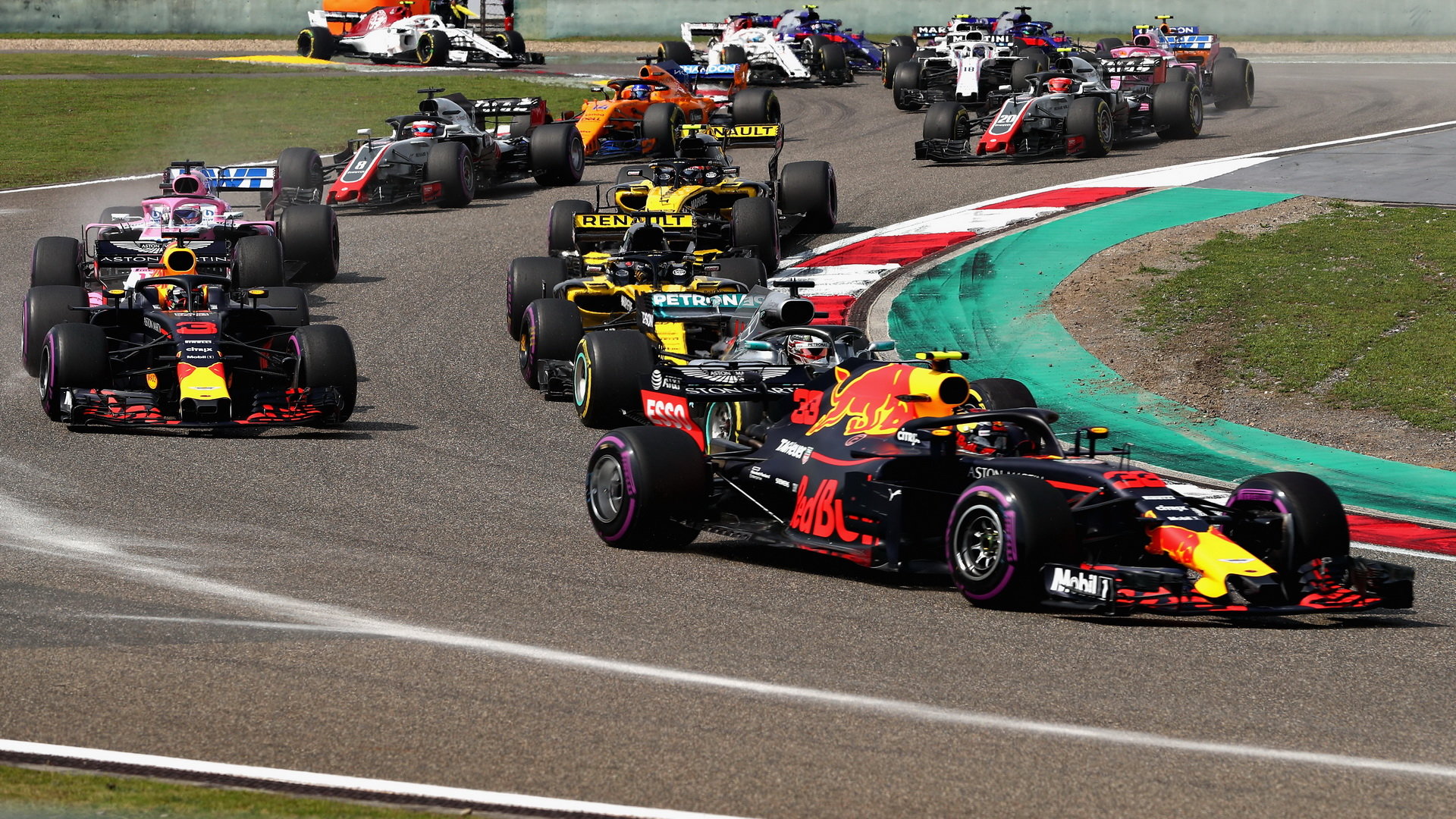 Max Verstappen a Daniel Ricciardo při startu v závodě v Číně