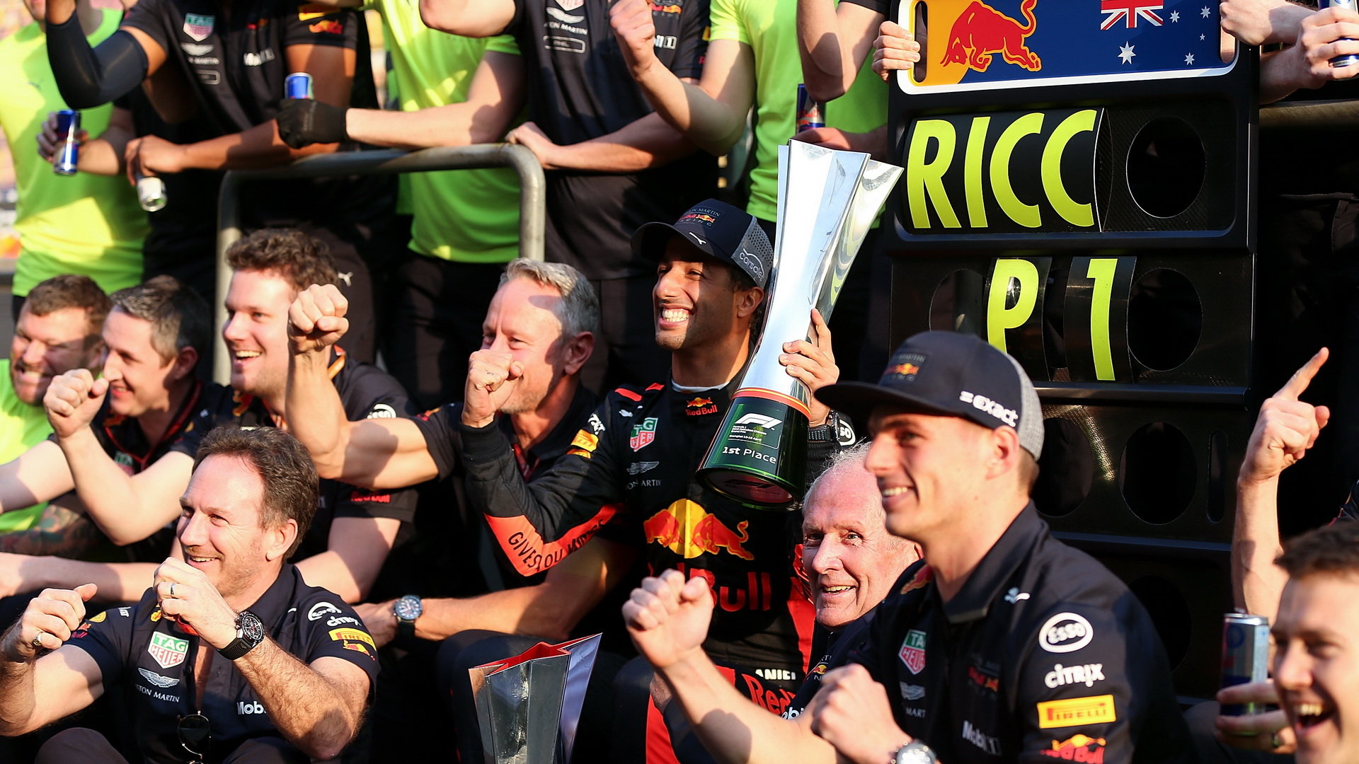 Daniel Ricciardo se raduje s týmem z prvního místa po závodě v Číně