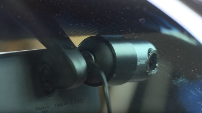 Kamera umístěná za čelním sklem automobilu