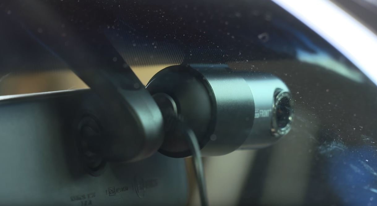 Kamera umístěná za čelním sklem automobilu