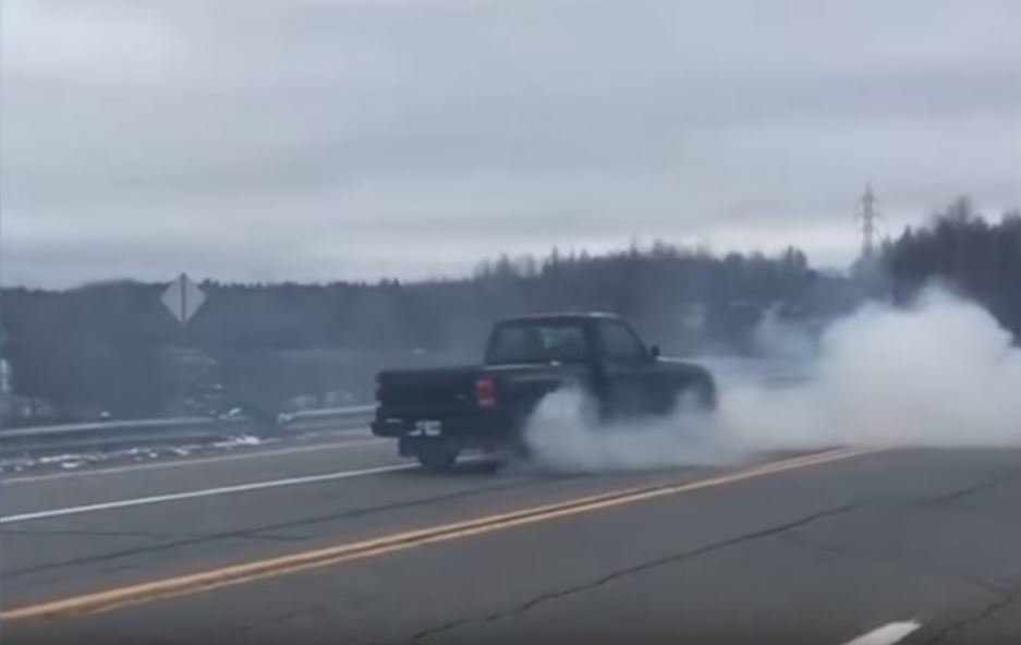 Řidič Fordu Ranger zařadil v rychlosti 64 km/h zpátečku