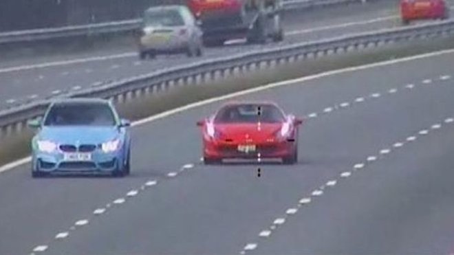 Snímek z radaru zachycuje závod BMW M3 a Ferrari 458 na dálnici M6