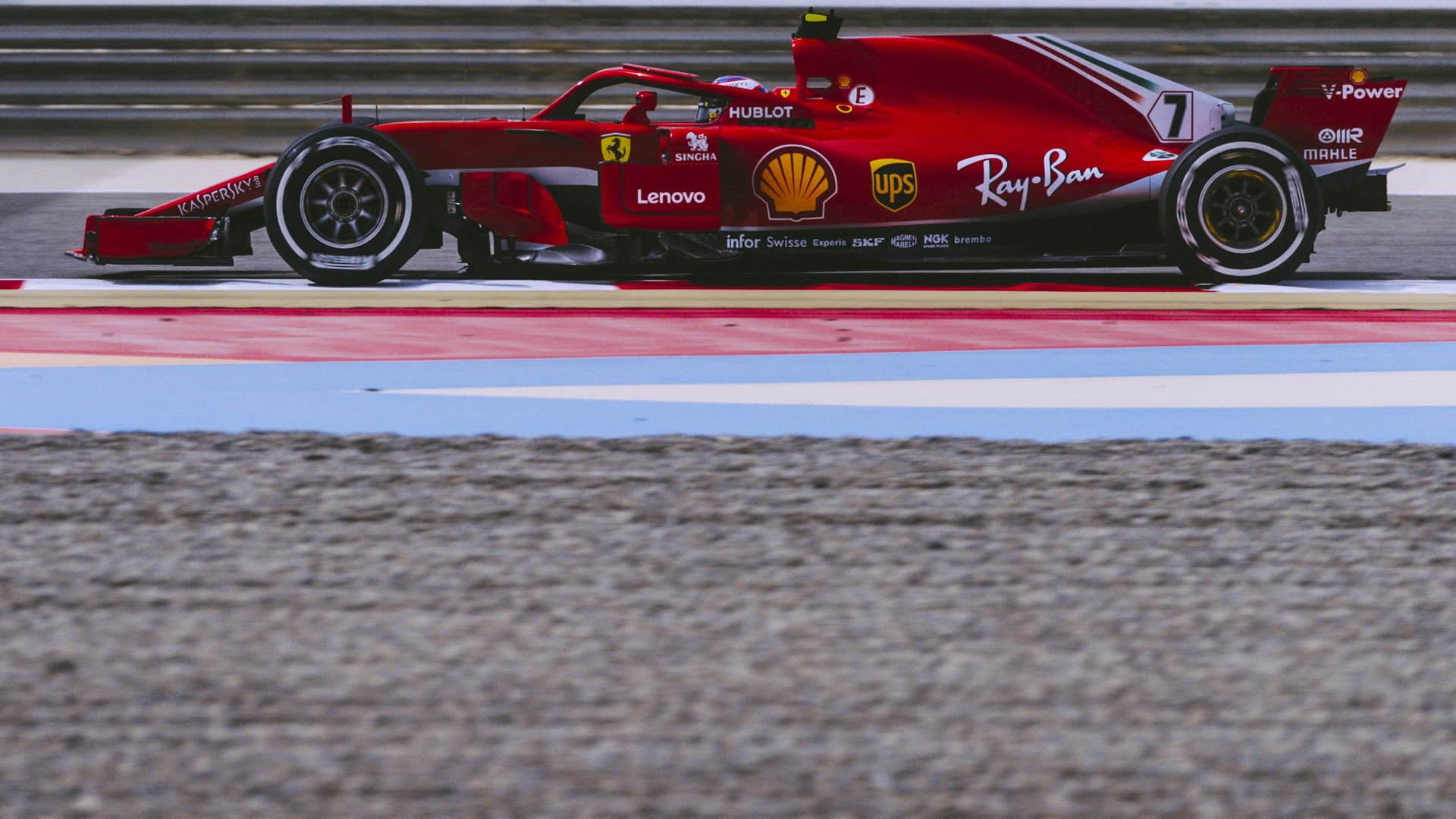 Kimi Räikkönen předvádí lepší výkony než loni, Ferrari je i díky jeho zásluze před Mercedesem