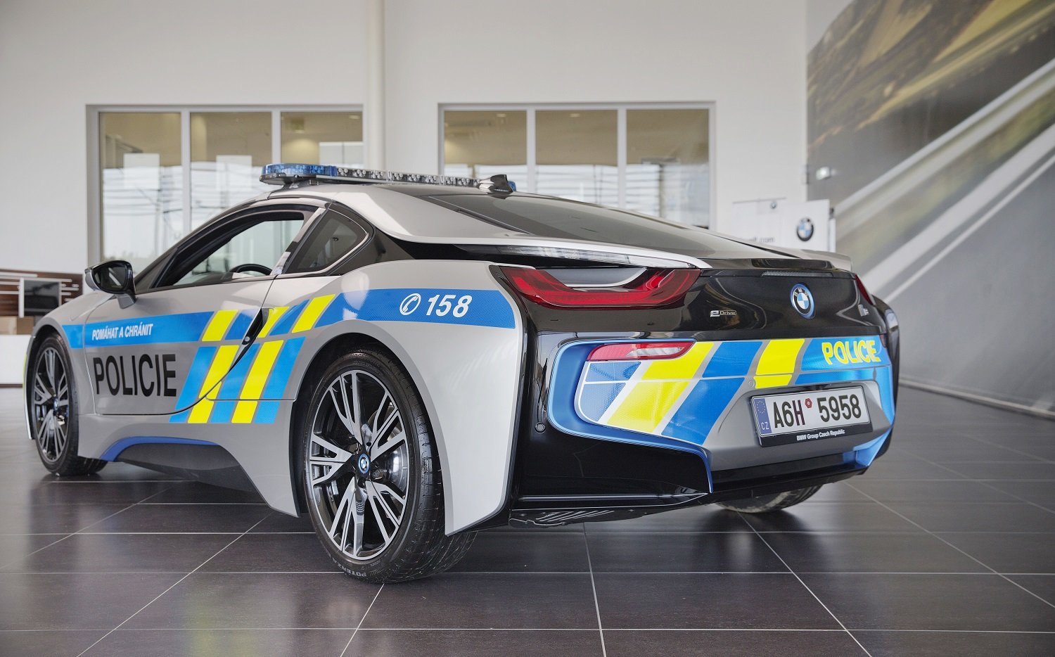 BMW i8 v barvách Policie ČR