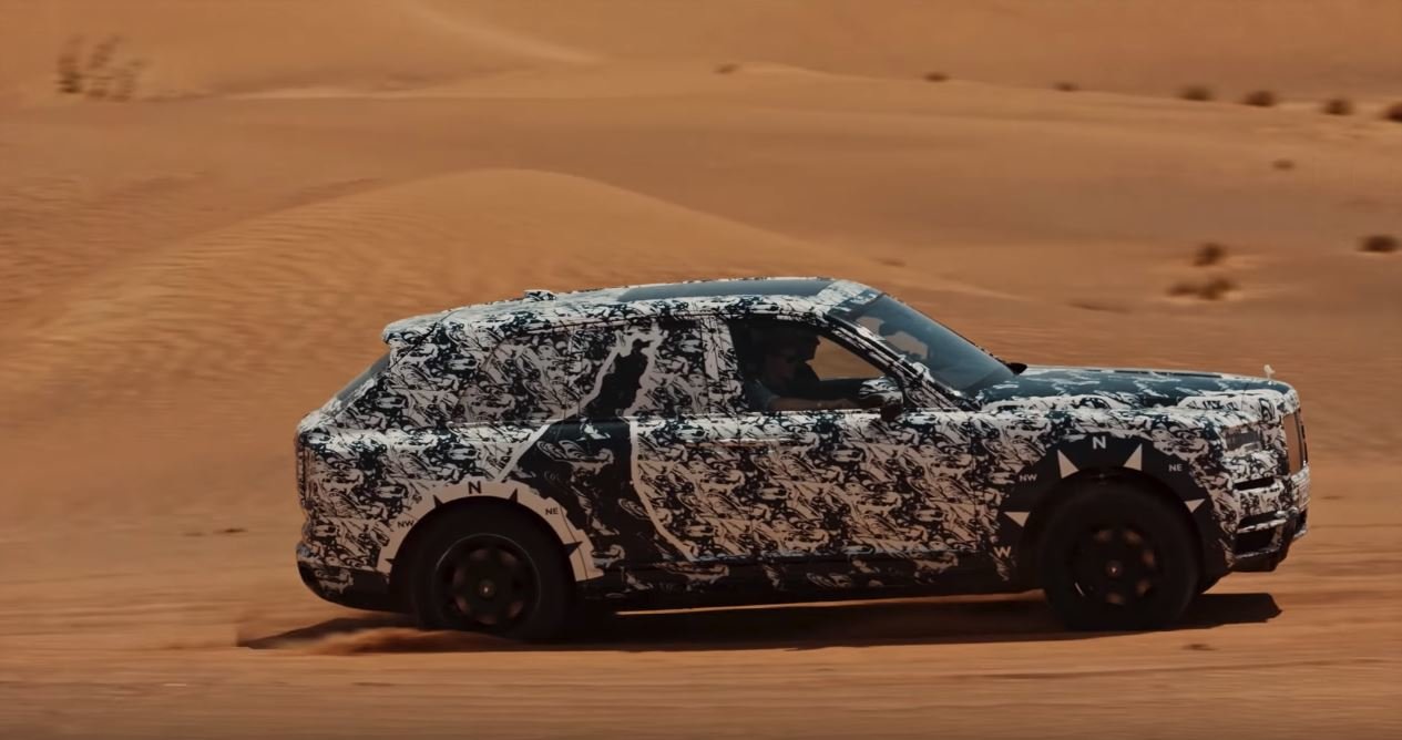 Nový Rolls-Royce během testování v pouštních dunách poblíž Dubaje