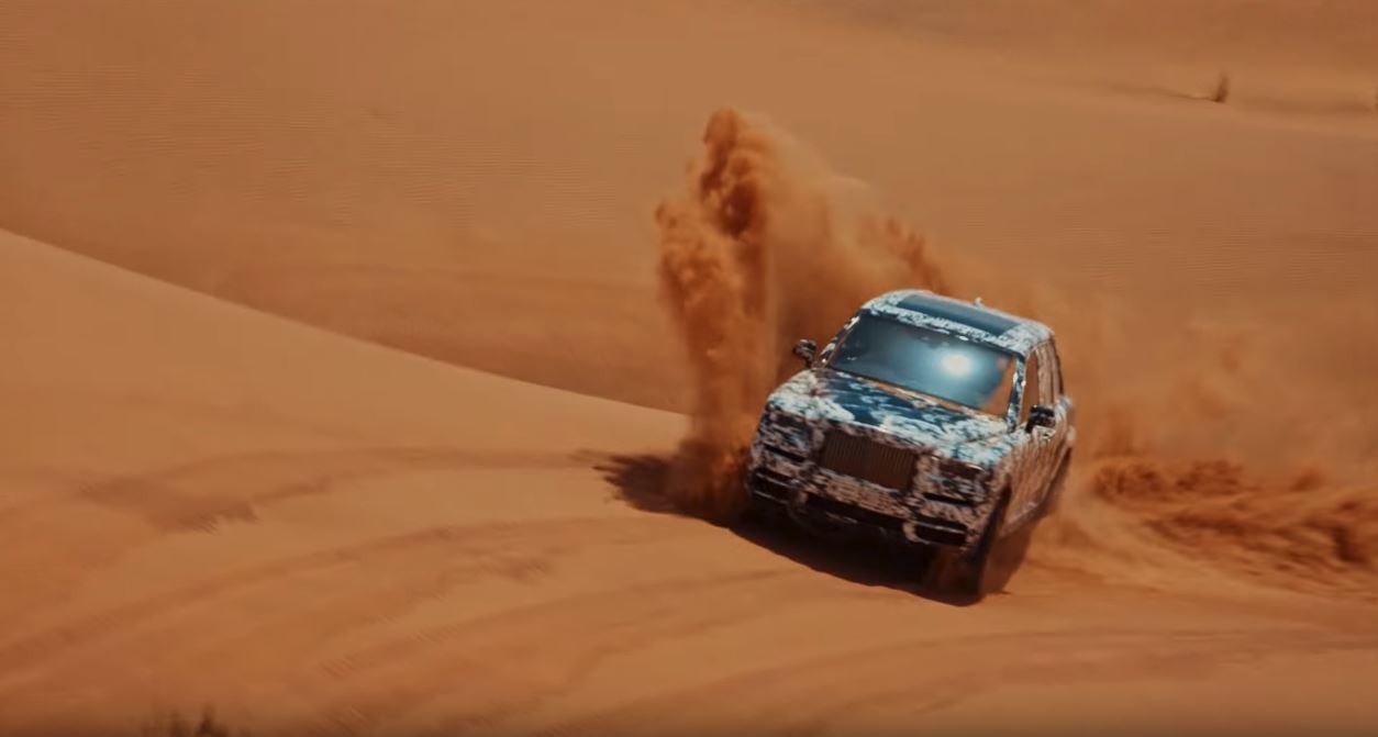 Nový Rolls-Royce během testování v pouštních dunách poblíž Dubaje