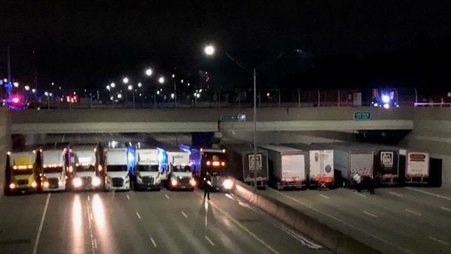 Policisté přehradili kamiony dálnici, aby zachránili život sebevraha
