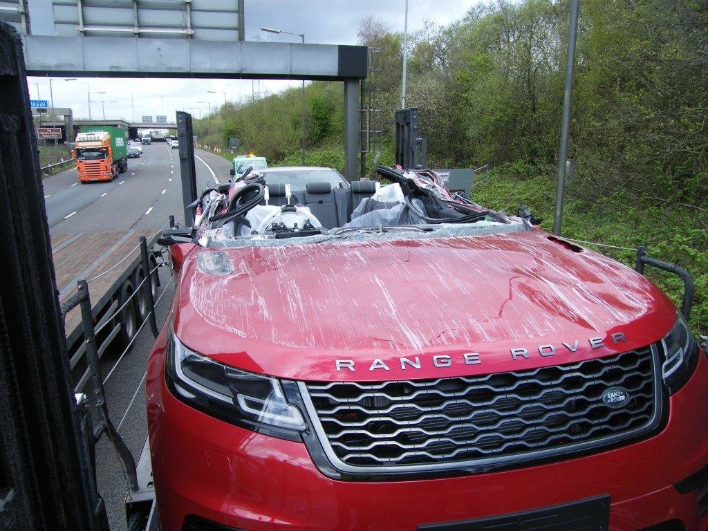 Range Rover Velar přišel při srážce s mostem o střechu
