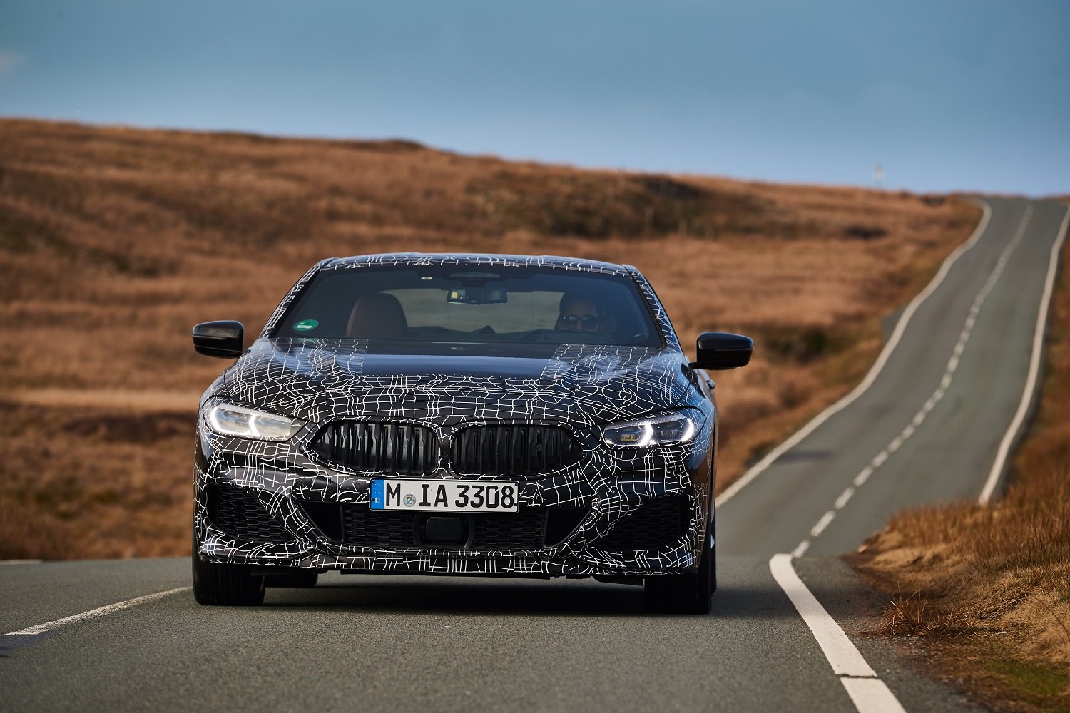 Nové BMW řady 8 během testování ve Walesu