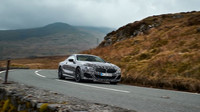 Nové BMW řady 8 během testování ve Walesu