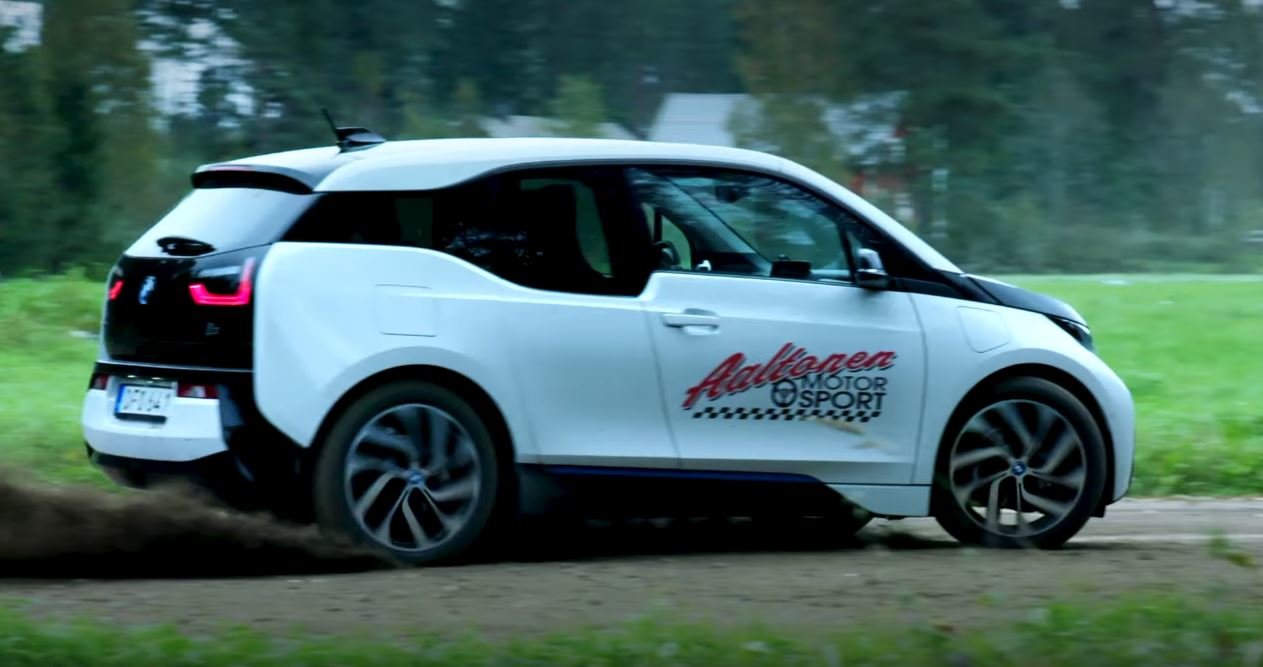Legendární finský rally závodník Rauno Aaltonen naučil BMW i3 driftovat