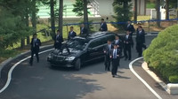 Kim Čong-Un a jeho speciální kolona. Limuzínu s diktátorem obklopují běžící bodyguardi