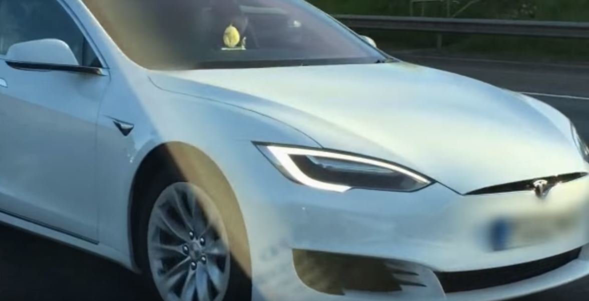 Řidič Tesly Model S si během jízdy po dálnici ustlal na místě spolujezdce