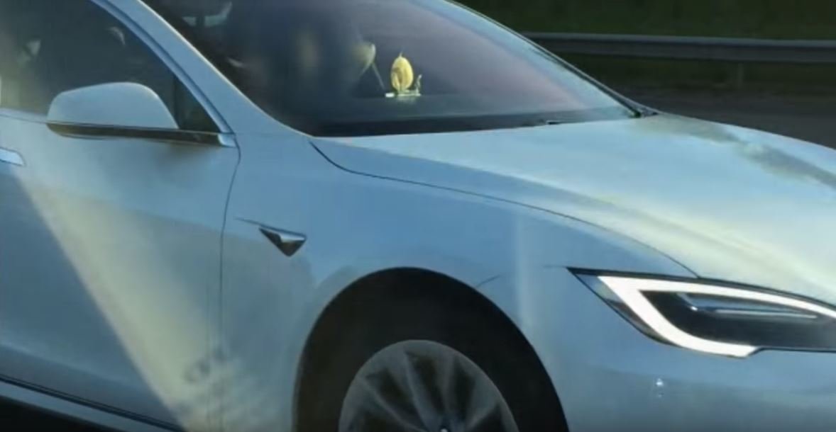 Řidič Tesly Model S si během jízdy po dálnici ustlal na místě spolujezdce