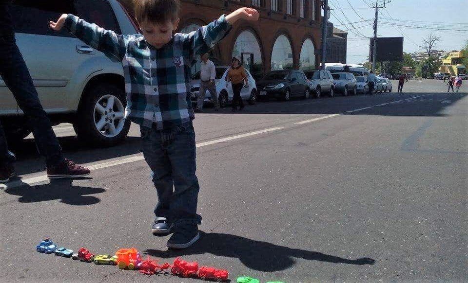 Malý chlapec se rozhodl podpořit protesty svou vlastní barikádou z hraček