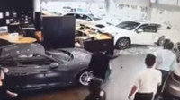 Nespokojený zákazník se proboural do showroomu Porsche