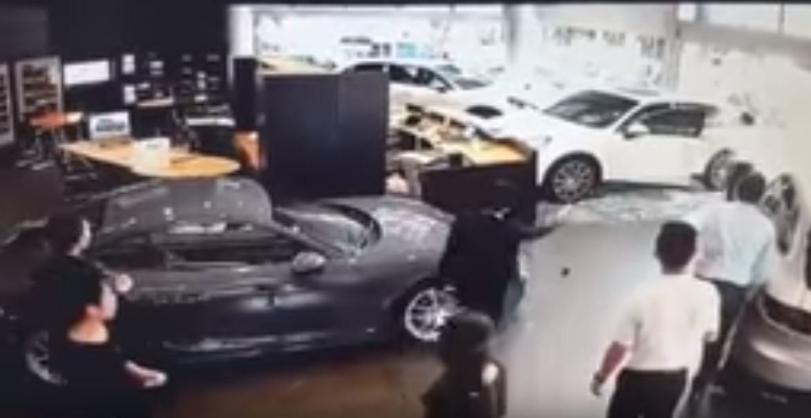 Nespokojený zákazník se proboural do showroomu Porsche