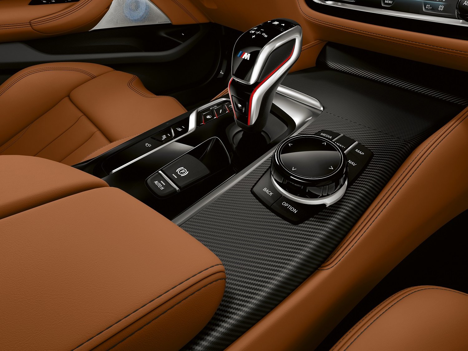 Absence páky ruční brzdy umožňuje automobilce více si vyhrát s designem interiéru (BMW M5 Competition)