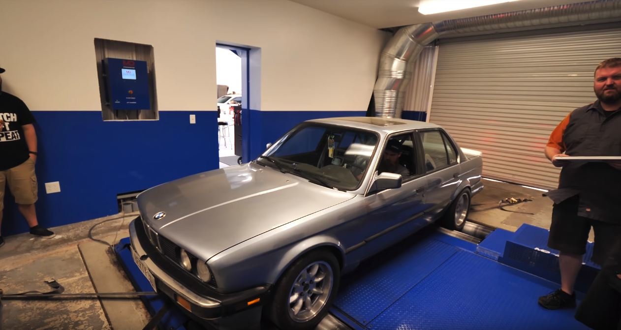 30 let staré BMW e30 s nájezdem téměř 450 000 km všechny příjemně překvapilo