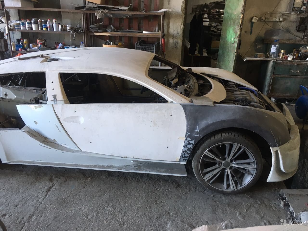 Ruský kutil si chtěl postavit repliku Bugatti Veyron, rozestavěný koncept teď prodává za 86 000 Kč