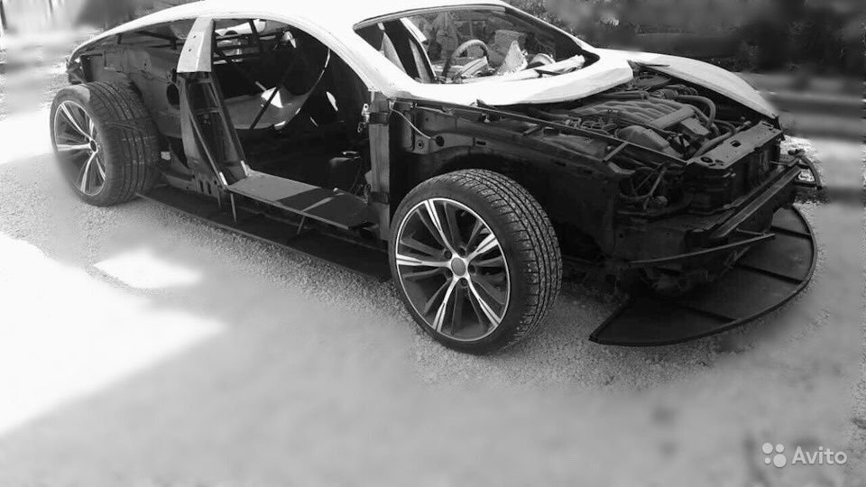 Ruský kutil si chtěl postavit repliku Bugatti Veyron, rozestavěný koncept teď prodává za 86 000 Kč