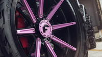Růžový Mercedes-Benz G500 4x4² na výrazných kolech Forgiato