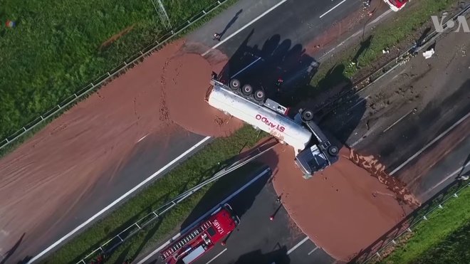 Polskou dálnici ochromil převrácený tahač převážející 12 tun čokolády