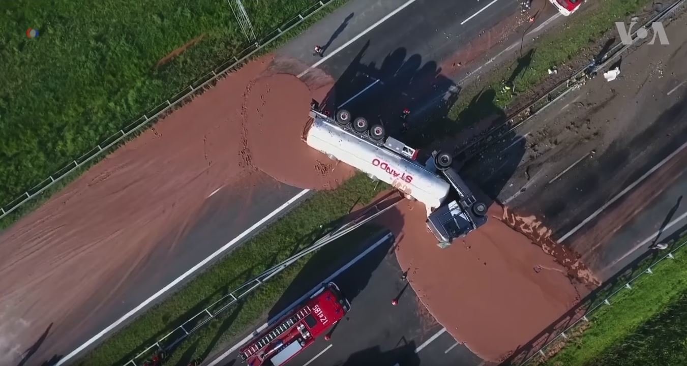 Polskou dálnici ochromil převrácený tahač převážející 12 tun čokolády