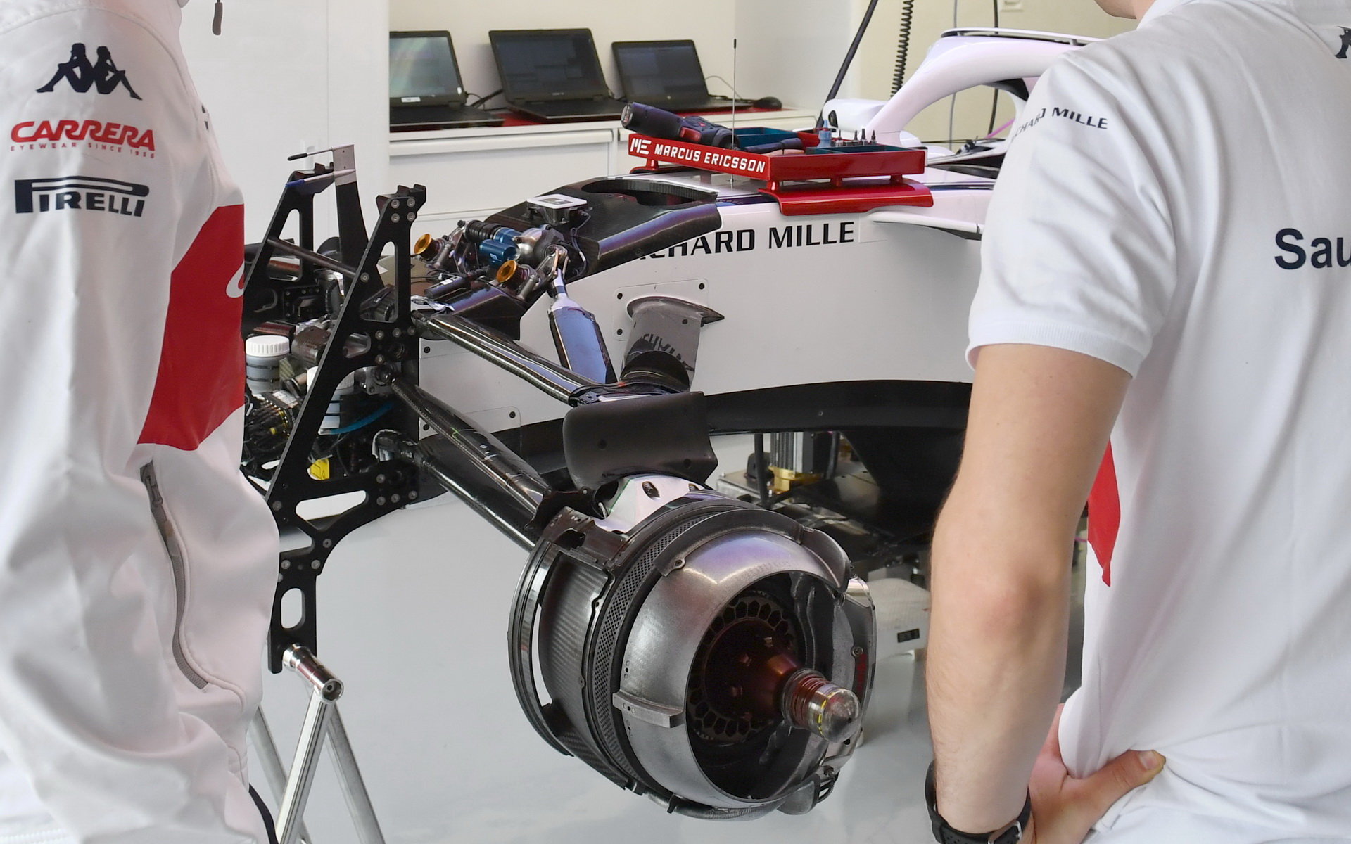 Detail předního zavěšení vozu Sauber C37 - Ferrari v tréninku ve Španělsku