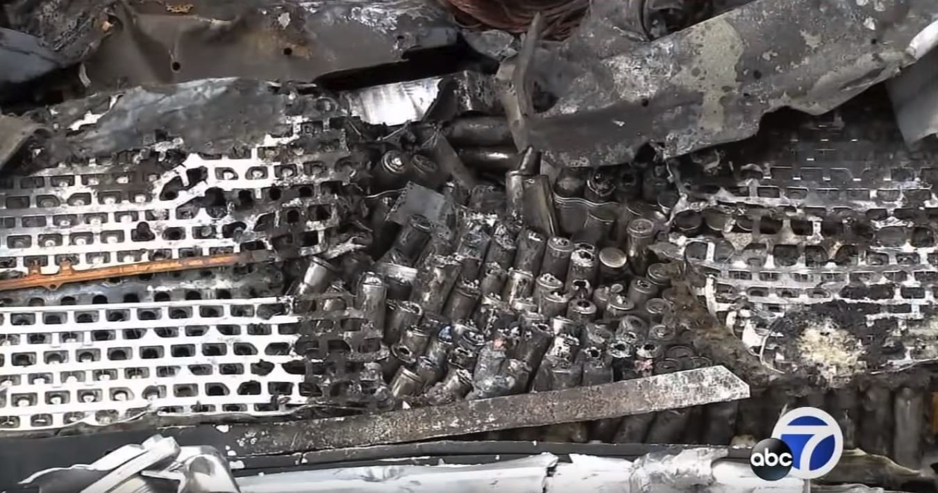 Snímky požárem poškozené Tesly Model X a jejich baterií 