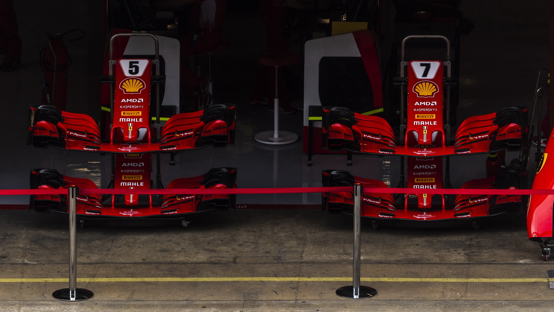 Přední křídla pro vozy Ferrari před kvalifikací ve Španělsku