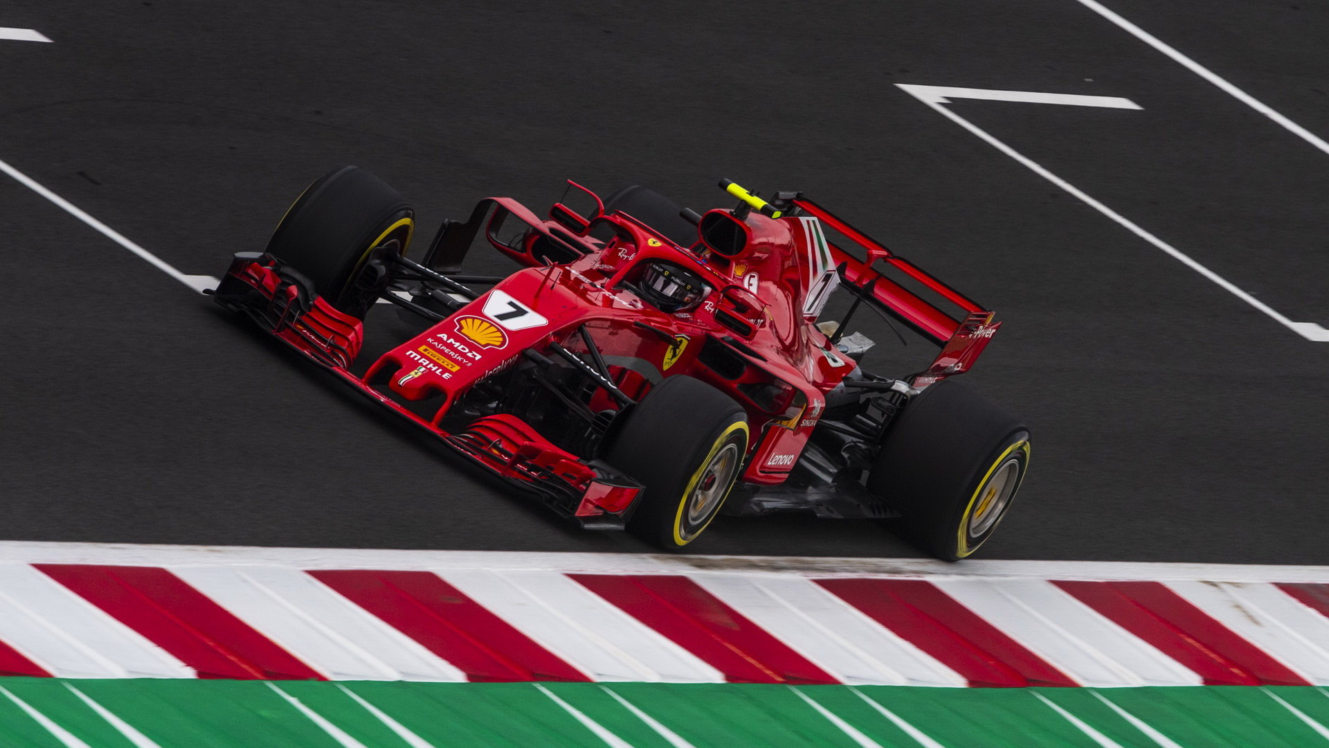 KImi Räikkönen při použití DRS v kvalifikaci ve Španělsku